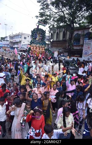 Hyderabad, Inde. 19 septembre 2021. Les gens dansent lors d'un rituel du festival Ganesh à Hyderabad, en Inde, le 19 septembre 2021. Credit: STR/Xinhua/Alay Live News Banque D'Images