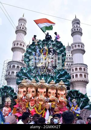 Hyderabad, Inde. 19 septembre 2021. Les gens prennent part à un rituel du festival Ganesh à Hyderabad, en Inde, le 19 septembre 2021. Credit: STR/Xinhua/Alay Live News Banque D'Images