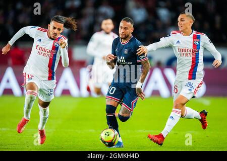 PARIJS, FRANCE - SEPTEMBRE 19 : Malo Gusto de l'Olympique Lyon, Neymar de Paris Saint-Germain et Maxence Caqueret de l'Olympique Lyon lors du match de la Ligue 1 entre Paris Saint-Germain et Olympique Lyon au Parc des Princes le 19 septembre 2021 à Parijs, France (photo de Geert van Erven/Orange Pictures) crédit : Orange pics BV/Alay Live News Banque D'Images