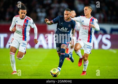 PARIJS, FRANCE - SEPTEMBRE 19 : Malo Gusto de l'Olympique Lyon, Neymar de Paris Saint-Germain et Maxence Caqueret de l'Olympique Lyon lors du match de la Ligue 1 entre Paris Saint-Germain et Olympique Lyon au Parc des Princes le 19 septembre 2021 à Parijs, France (photo de Geert van Erven/Orange Pictures) crédit : Orange pics BV/Alay Live News Banque D'Images