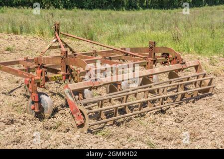 Équipement agricole de cultivateur de disques ou de herses à disques - je ne sais pas exactement comment décrire car a des disques et des rouleaux de concasseur à mottes. Pour l'agriculture et l'agriculture au Royaume-Uni Banque D'Images