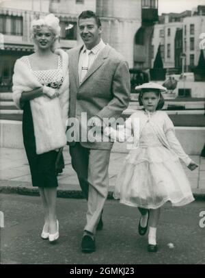 04 avril 1958 - Londres, Angleterre, Royaume-Uni - Star JAYNE MANSFIELD, à gauche, et mari ancien M. Universe - MICKEY HARGITAY, et la fille de Mansfield de huit ans par un mariage antérieur JAYNE MARIE, à Londres hier. Mansfield est ici pour filmer « le shérif de Fractured Jaw ». (Image de crédit : © Keystone Press Agency/ZUMA Wire) Banque D'Images