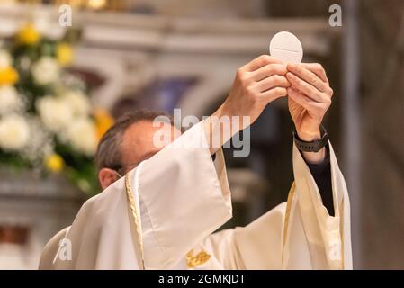 L'élévation du pain sacramentel pendant la liturgie catholique Banque D'Images