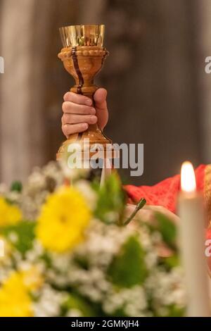 L'élévation du Goblet avec le vin sacramentel pendant la Liturgie catholique de l'Eucharistie Banque D'Images