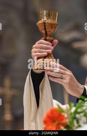 L'élévation du Goblet avec le vin sacramentel pendant la Liturgie catholique de l'Eucharistie Banque D'Images