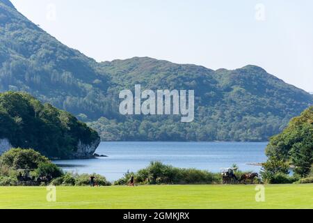 Jardins au bord du lac à Muckross House du XIXe siècle, Killarney (Cill Airne), comté de Kerry, République d'Irlande Banque D'Images