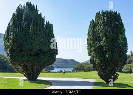 Jardins au bord du lac à Muckross House du XIXe siècle, Killarney (Cill Airne), comté de Kerry, République d'Irlande Banque D'Images
