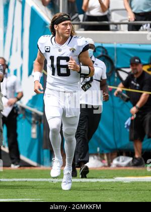 Jacksonville, Floride, États-Unis. 19 septembre 2021. Le quarterback des Jacksonville Jaguars Trevor Lawrence (16) est introduit avant la première moitié du match de football de la NFL entre les DenverBroncos et les Jacksonville Jaguars au TIAA Bank Field de Jacksonville, en Floride. Roméo T Guzman/CSM/Alamy Live News Banque D'Images