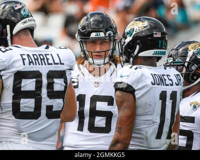 Jacksonville, Floride, États-Unis. 19 septembre 2021. Jacksonville Jaguars Quarterback Trevor Lawrence (16) lors de la première moitié du match de football NFL entre les DenverBroncos et les Jacksonville Jaguars au TIAA Bank Field de Jacksonville, en Floride. Roméo T Guzman/CSM/Alamy Live News Banque D'Images