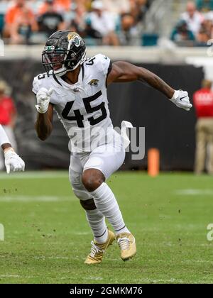 Jacksonville, Floride, États-Unis. 19 septembre 2021. Jacksonville Jaguars linebacker K'Lavon Chaisson (45) lors de la 2ème moitié du match de football NFL entre les DenverBroncos et les Jacksonville Jaguars. Denver a battu Jacksonville 23-13 au TIAA Bank Field de Jacksonville, en Floride. Roméo T Guzman/CSM/Alamy Live News Banque D'Images