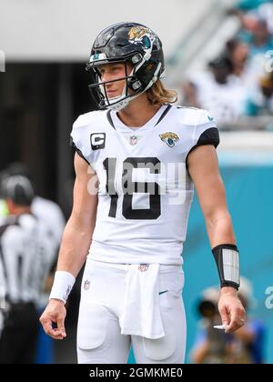 Jacksonville, Floride, États-Unis. 19 septembre 2021. Jacksonville Jaguars Quarterback Trevor Lawrence (16) lors de la première moitié du match de football NFL entre les DenverBroncos et les Jacksonville Jaguars au TIAA Bank Field de Jacksonville, en Floride. Roméo T Guzman/CSM/Alamy Live News Banque D'Images