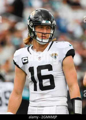 Jacksonville, Floride, États-Unis. 19 septembre 2021. Jacksonville Jaguars Quarterback Trevor Lawrence (16) lors de la deuxième moitié du match de football NFL entre les DenverBroncos et les Jacksonville Jaguars. Denver a battu Jacksonville 23-13 au TIAA Bank Field de Jacksonville, en Floride. Roméo T Guzman/CSM/Alamy Live News Banque D'Images