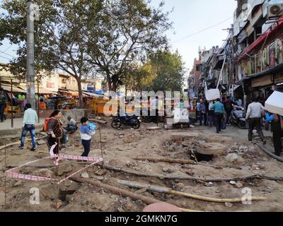 New Delhi, Inde, 25 décembre 2020 :- Construction de conduites d'eau au marché Chandni Chowk Banque D'Images