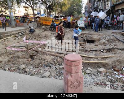 New Delhi, Inde, 25 décembre 2020 :- Construction de conduites d'eau au marché Chandni Chowk Banque D'Images