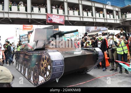 Bangkok, Thaïlande. 19 septembre 2021. Des manifestants antigouvernementaux organisent des « accidents de voiture Carmob dans des chars » le 15e anniversaire de deux coups d'État qui ont eu lieu en Thaïlande. Les manifestants conduisent des voitures et des motos, commencent une procession à l'intersection d'Asok Montri, Thanon Ratchadaphisek, puis se déplacent dans les rues de Bangkok. (Photo de Teera Noisakran/Pacific Press) Credit: Pacific Press Media production Corp./Alay Live News Banque D'Images