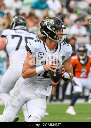 Jacksonville, Floride, États-Unis. 19 septembre 2021. Jacksonville Jaguars Quarterback Trevor Lawrence (16) lors de la deuxième moitié du match de football NFL entre les DenverBroncos et les Jacksonville Jaguars. Denver a battu Jacksonville 23-13 au TIAA Bank Field de Jacksonville, en Floride. Roméo T Guzman/CSM/Alamy Live News Banque D'Images