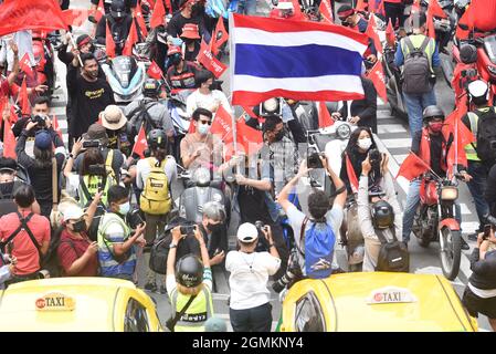 Bangkok, Thaïlande. 19 septembre 2021. Des manifestants antigouvernementaux organisent des « accidents de voiture Carmob dans des chars » le 15e anniversaire de deux coups d'État qui ont eu lieu en Thaïlande. Les manifestants conduisent des voitures et des motos, commencent une procession à l'intersection d'Asok Montri, Thanon Ratchadaphisek, puis se déplacent dans les rues de Bangkok. (Photo de Teera Noisakran/Pacific Press) Credit: Pacific Press Media production Corp./Alay Live News Banque D'Images