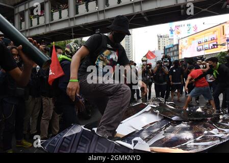 Bangkok, Thaïlande. 19 septembre 2021. Des manifestants antigouvernementaux organisent des « accidents de voiture Carmob dans des chars » le 15e anniversaire de deux coups d'État qui ont eu lieu en Thaïlande. Les manifestants conduisent des voitures et des motos, commencent une procession à l'intersection d'Asok Montri, Thanon Ratchadaphisek, puis se déplacent dans les rues de Bangkok. (Photo de Teera Noisakran/Pacific Press) Credit: Pacific Press Media production Corp./Alay Live News Banque D'Images