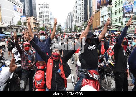 Bangkok, Thaïlande. 19 septembre 2021. Des manifestants antigouvernementaux organisent des « accidents de voiture Carmob dans des chars » le 15e anniversaire de deux coups d'État qui ont eu lieu en Thaïlande. Les manifestants conduisent des voitures et des motos, commencent une procession à l'intersection d'Asok Montri, Thanon Ratchadaphisek, puis se déplacent dans les rues de Bangkok. (Photo de Teera Noisakran/Pacific Press) Credit: Pacific Press Media production Corp./Alay Live News Banque D'Images