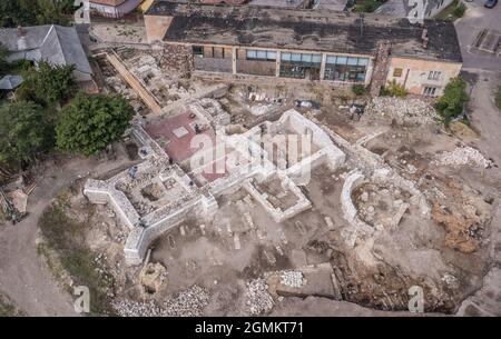 Vue aérienne du palais royal et des ruines du complexe de monastère actuellement en cours d'excavation et de restauration à Abasar, région de Heves Country Matra en Hongrie Banque D'Images
