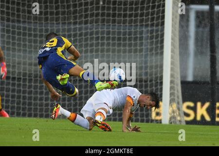 Giovanni Simeone (Hellas Verona)Roger Ibanez (Roma) Lors du match italien « erie A » entre Hellas Verona 3-2 Roma au stade Marc Antonio Bentegodi le 19 septembre 2021 à Vérone, Italie. (Photo de Maurizio Borsari/AFLO) Banque D'Images