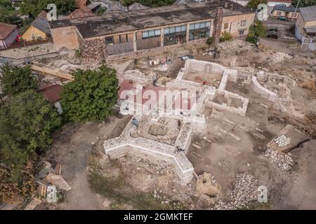 Vue aérienne du palais royal et des ruines du complexe de monastère actuellement en cours d'excavation et de restauration à Abasar, région de Heves Country Matra en Hongrie Banque D'Images