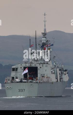 Le NCSM Fredericton (FFH-337), frégate de classe Halifax (ou de classe ville) de la Marine royale du Canada, passe Greenock sur le Firth of Clyde, avant de participer aux exercices militaires Dynamic Mariner 2021 et joint Warrior 21-2. Banque D'Images