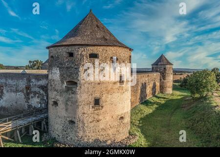 Vue aérienne de Bzovik, église du monastère fortifié de Bozok dans le sud de la Slovaquie avec quatre tours rondes de canons et pont sur le fossé sec Banque D'Images