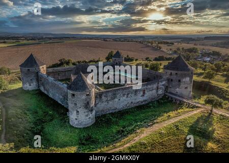 Vue aérienne de Bzovik, église du monastère fortifié de Bozok dans le sud de la Slovaquie avec quatre tours rondes de canons et pont sur le fossé sec Banque D'Images