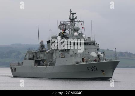 NRP Corte-Real (F332), une frégate de classe Vasco da Gama exploitée par la Marine portugaise, passant Greenock sur le Firth de Clyde, avant de participer aux exercices militaires Dynamic Mariner 2021 et joint Warrior 21-2. Banque D'Images