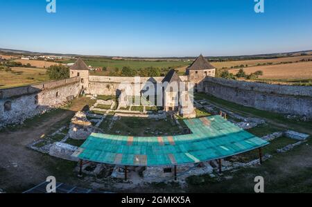 Vue aérienne de Bzovik, église du monastère fortifié de Bozok dans le sud de la Slovaquie avec quatre tours rondes de canons et pont sur le fossé sec Banque D'Images