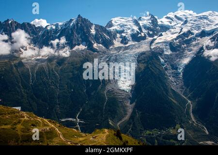 La vue d'un sentier de randonnée autour du refuge de Bellachat (près de Chamonix et des Houches) vers les glaciers du massif du Mont blanc. Septembre 2021 Banque D'Images