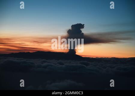 (210919) -- L'ÎLE DE LA PALMA (ESPAGNE), le 19 septembre 2021 (Xinhua) -- la photo prise le 19 septembre 2021 montre l'éruption du volcan Cumbre Viejo sur l'île de la Palma aux îles Canaries, en Espagne. Entre 5,000 et 10,000 personnes sont évacuées après le début de l'éruption du volcan dimanche après-midi. (La Moncloa/document via Xinhua) Banque D'Images