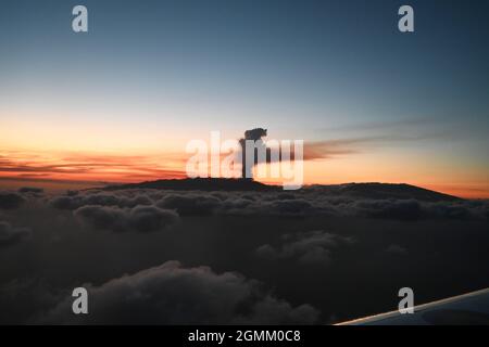 (210919) -- L'ÎLE DE LA PALMA (ESPAGNE), le 19 septembre 2021 (Xinhua) -- la photo prise le 19 septembre 2021 montre l'éruption du volcan Cumbre Viejo sur l'île de la Palma aux îles Canaries, en Espagne. Entre 5,000 et 10,000 personnes sont évacuées après le début de l'éruption du volcan dimanche après-midi. (La Moncloa/document via Xinhua) Banque D'Images