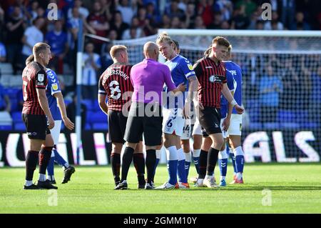 OLDHAM, ROYAUME-UNI. 18 SEPT. Carl Piergianni d'Oldham Athletic et l'arbitre Charles Breakspear lors du match Sky Bet League 2 entre Oldham Athletic et Hartlepool United à Boundary Park, Oldham, le samedi 18 septembre 2021. (Credit: Eddie Garvey | MI News) Credit: MI News & Sport /Alay Live News Banque D'Images