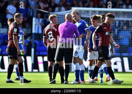 OLDHAM, ROYAUME-UNI. 18 SEPT. Carl Piergianni d'Oldham Athletic avec l'arbitre Charles Breakspear lors du match Sky Bet League 2 entre Oldham Athletic et Hartlepool United à Boundary Park, Oldham, le samedi 18 septembre 2021. (Credit: Eddie Garvey | MI News) Credit: MI News & Sport /Alay Live News Banque D'Images