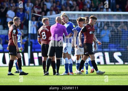 OLDHAM, ROYAUME-UNI. 18 SEPT. Carl Piergianni d'Oldham Athletic et l'arbitre Charles Breakspear lors du match Sky Bet League 2 entre Oldham Athletic et Hartlepool United à Boundary Park, Oldham, le samedi 18 septembre 2021. (Credit: Eddie Garvey | MI News) Credit: MI News & Sport /Alay Live News Banque D'Images