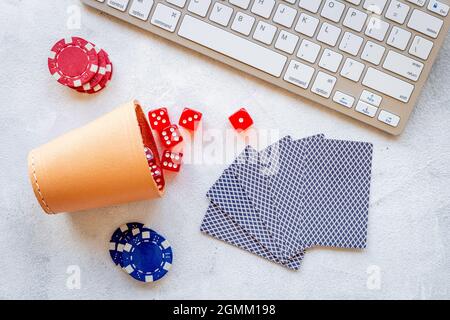 Concept de jeu de poker en ligne avec jetons de jeu. Arrière-plan du Casino Banque D'Images