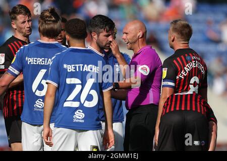 OLDHAM, ROYAUME-UNI. 18 SEPT. L'arbitre Charles Breakspear dépose la loi pendant le match Sky Bet League 2 entre Oldham Athletic et Hartlepool United à Boundary Park, Oldham, le samedi 18 septembre 2021. (Credit: Mark Fletcher | MI News) Credit: MI News & Sport /Alay Live News Banque D'Images