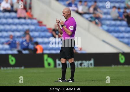 OLDHAM, ROYAUME-UNI. 18 SEPT. Arbitre Charles Breakspear lors du match Sky Bet League 2 entre Oldham Athletic et Hartlepool Unis à Boundary Park, Oldham, le samedi 18 septembre 2021. (Credit: Mark Fletcher | MI News) Credit: MI News & Sport /Alay Live News Banque D'Images