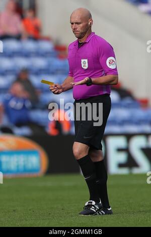 OLDHAM, ROYAUME-UNI. 18 SEPT. Arbitre Charles Breakspear lors du match Sky Bet League 2 entre Oldham Athletic et Hartlepool Unis à Boundary Park, Oldham, le samedi 18 septembre 2021. (Credit: Mark Fletcher | MI News) Credit: MI News & Sport /Alay Live News Banque D'Images