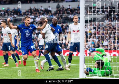 Thiago Silva de Chelsea fêtent avec Romelu Lukaku et César Azpilicueta après avoir remporté le but lors du match de Premier League entre Tottenham Hotspu Banque D'Images