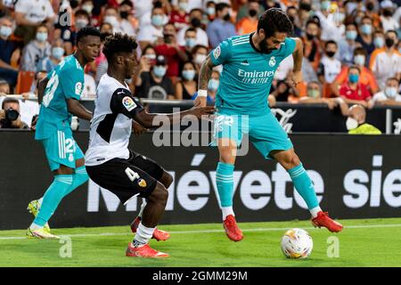 Valence, Espagne. 19 septembre 2021. Yunus Musah de Valence CF et Francisco Roman Alarcon Suarez (isco) du Real Madrid sont vus en action pendant l'espagnol la Liga, match de football entre Valencia CF et Real Madrid au stade Mestalla de Valence.(score final; Valencia CF 1:2 Real Madrid) (photo de Xisco Navarro/SOPA Images/Sipa USA) crédit: SIPA USA/Alamy Live News Banque D'Images