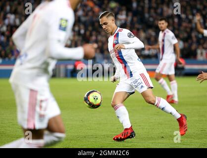 Paris, France. 19 septembre 2021. Maxence Caqueret de Lyon lors du championnat français Ligue 1 de football entre Paris Saint-Germain (PSG) et Olympique Lyonnais le 19 septembre 2021 au Parc des Princes à Paris - photo Jean Catuffe/DPPI crédit: DPPI Media/Alay Live News Banque D'Images