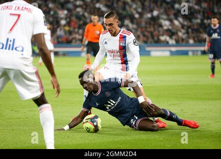 Paris, France. 19 septembre 2021. Idrissa Gueye Gana de PSG, Maxence Caqueret de Lyon lors du championnat français Ligue 1 de football match entre Paris Saint-Germain (PSG) et Olympique Lyonnais le 19 septembre 2021 au stade du Parc des Princes à Paris, France - photo Jean Catuffe/DPPI crédit: DPPI Media/Alay Live News Banque D'Images