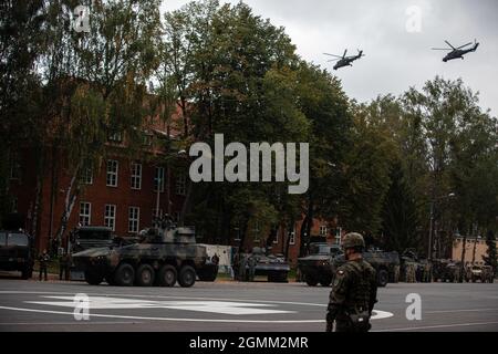 Des soldats polonais de la 16e Division mécanisée organisent un défilé avec des véhicules à Olsztyn, en Pologne, le 19 septembre 2021. Des soldats du groupement tactique de Pologne ont assisté à la célébration des fêtes de la 16e Division mécanisée de Pologne pour soutenir et construire notre partenariat avec nos alliés. (É.-U. Armée par la CPS. Osvaldo Fuentes) Banque D'Images