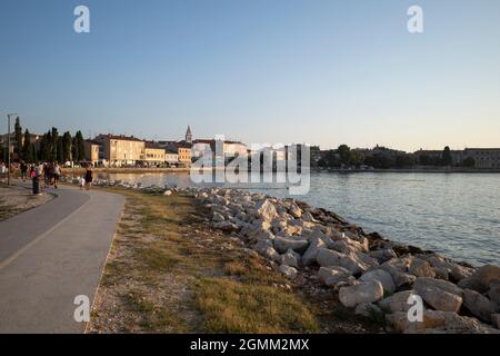 Rijeka, Croatie - 11 août 2021 : Resort sur la mer Adriatique. Plages de la ville, végétation et bâtiments en Croatie. Paysage de mer avec une rive en pierre. Banque D'Images