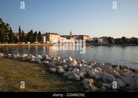 Rijeka, Croatie - 11 août 2021 : Resort sur la mer Adriatique. Plages de la ville, végétation et bâtiments en Croatie. Paysage de mer avec une rive en pierre. Banque D'Images