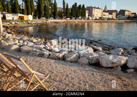 Rijeka, Croatie - 11 août 2021 : Resort sur la mer Adriatique. Plages de la ville, végétation et bâtiments en Croatie. Paysage de mer avec une rive en pierre. Banque D'Images