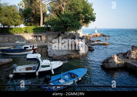 Rijeka, Croatie - 11 août 2021 : Resort sur la mer Adriatique. Plages de la ville, végétation et bâtiments en Croatie. Paysage de mer avec une rive en pierre. Banque D'Images